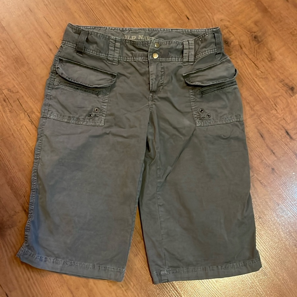 Old Navy cargo Bermuda shorts. - Picture 1 of 6